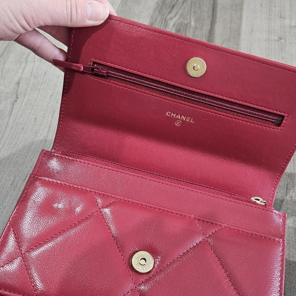 *SOLD* Chanel 19 Wallet On Chain - Picture 4 of 12